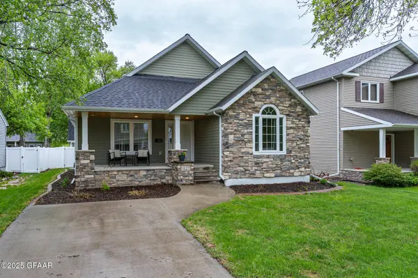 1427 CHESTNUT ST, Grand Forks, ND 58201