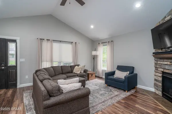 1427 CHESTNUT ST, Grand Forks, ND 58201