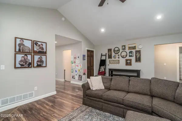 1427 CHESTNUT ST, Grand Forks, ND 58201