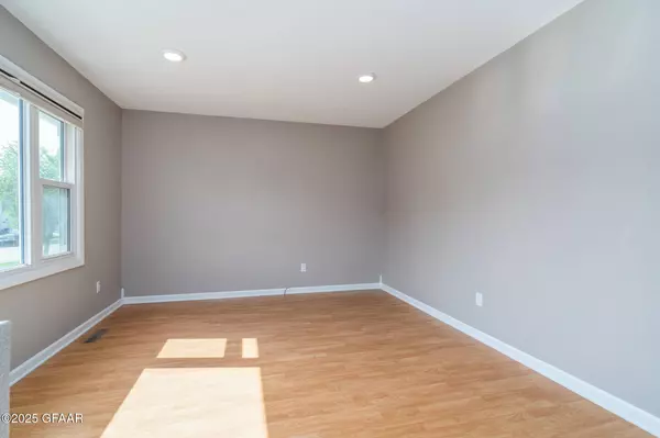 2902 SHADOW RD, Grand Forks, ND 58201