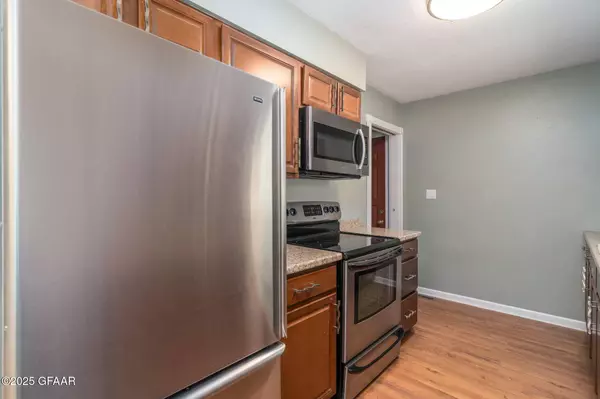 2902 SHADOW RD, Grand Forks, ND 58201