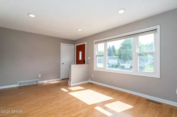 2902 SHADOW RD, Grand Forks, ND 58201