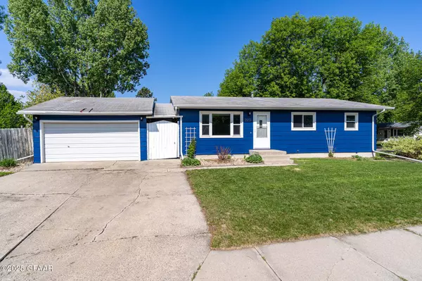 2902 SHADOW RD, Grand Forks, ND 58201