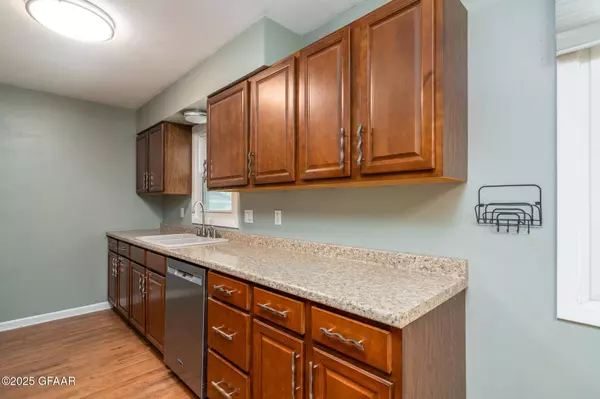 2902 SHADOW RD, Grand Forks, ND 58201