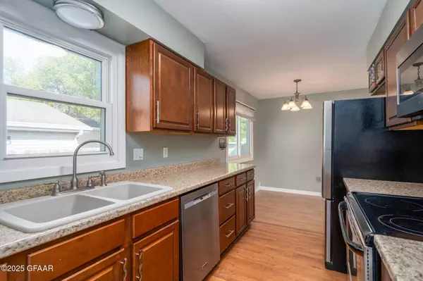 2902 SHADOW RD, Grand Forks, ND 58201