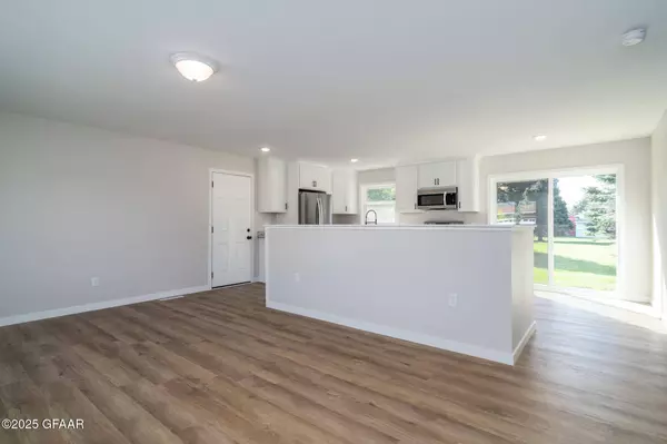 2503 CRESCENT DR, Grand Forks, ND 58201