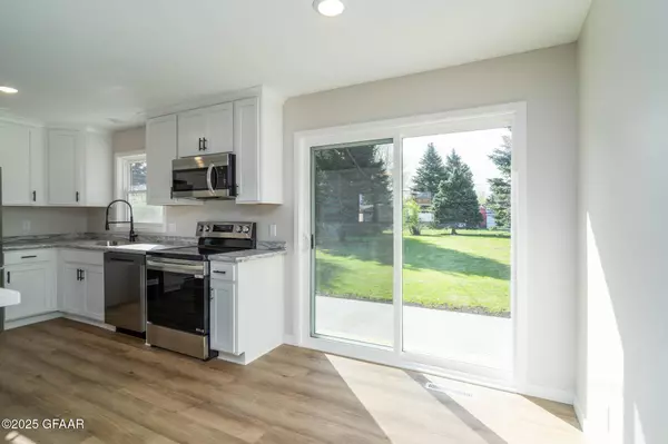 2503 CRESCENT DR, Grand Forks, ND 58201