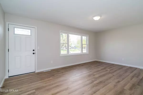 2503 CRESCENT DR, Grand Forks, ND 58201