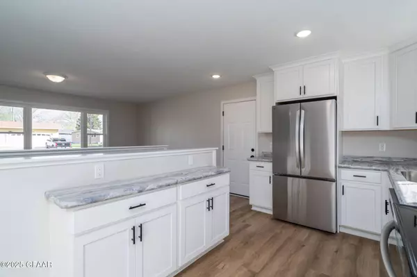 2503 CRESCENT DR, Grand Forks, ND 58201