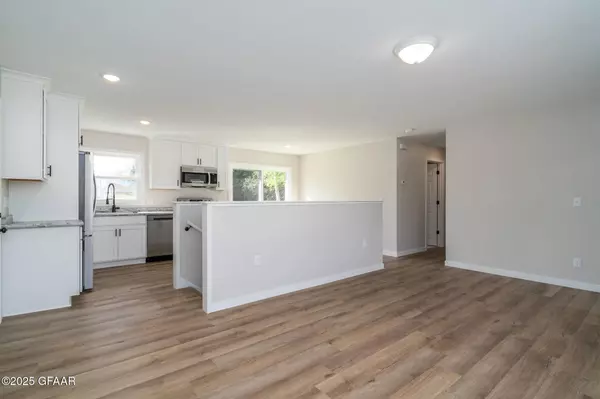 2503 CRESCENT DR, Grand Forks, ND 58201