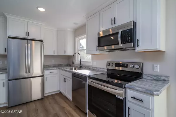 2503 CRESCENT DR, Grand Forks, ND 58201