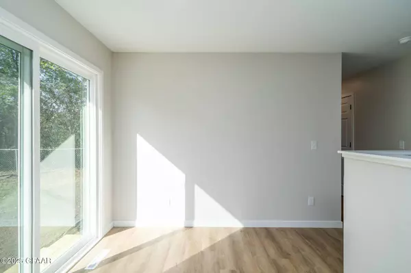 2503 CRESCENT DR, Grand Forks, ND 58201