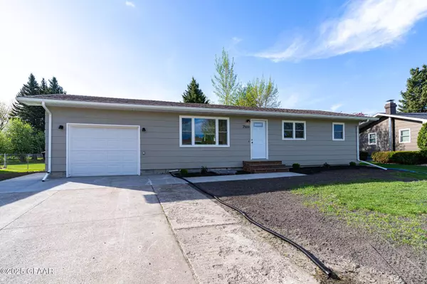 2503 CRESCENT DR, Grand Forks, ND 58201