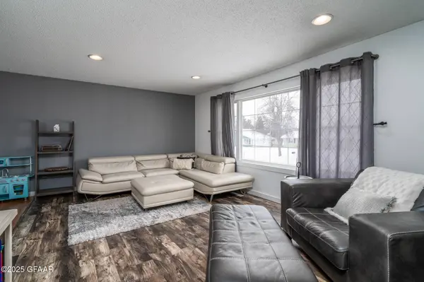 538 TERRACE DR, Grand Forks, ND 58201