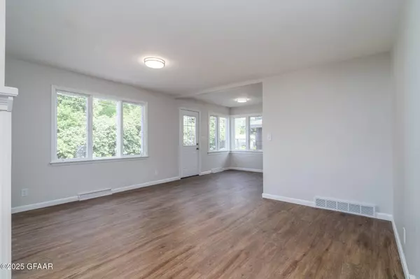 502 CAMPBELL DR, Grand Forks, ND 58201