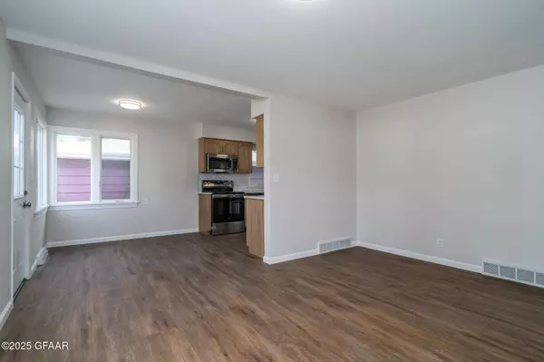 502 CAMPBELL DR, Grand Forks, ND 58201