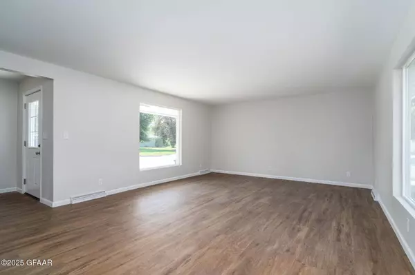 502 CAMPBELL DR, Grand Forks, ND 58201