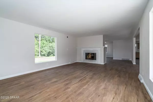 502 CAMPBELL DR, Grand Forks, ND 58201