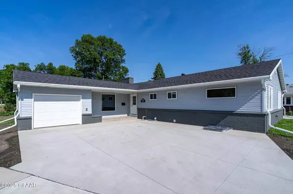 502 CAMPBELL DR, Grand Forks, ND 58201