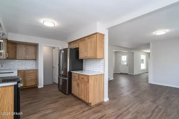 502 CAMPBELL DR, Grand Forks, ND 58201