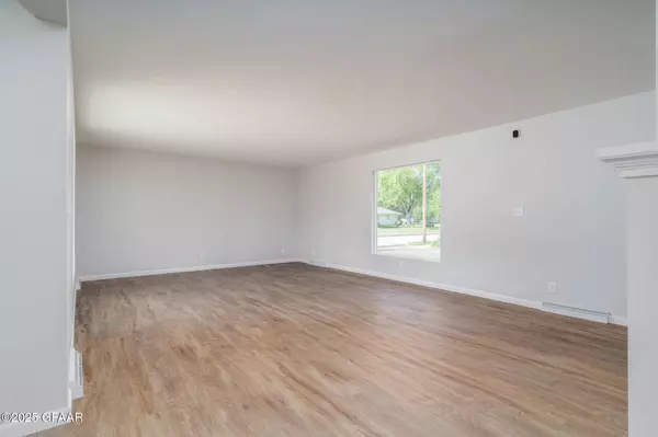 502 CAMPBELL DR, Grand Forks, ND 58201