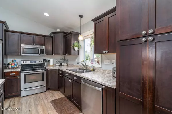 114 RIVERVIEW LN SE, East Grand Forks, MN 56721