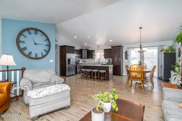 114 RIVERVIEW LN SE, East Grand Forks, MN 56721