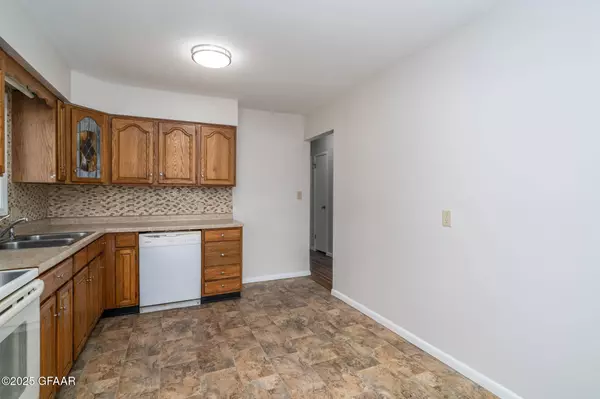 1710 9TH AVE N, Grand Forks, ND 58203