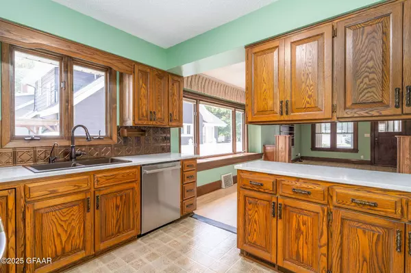 1017 CHESTNUT ST, Grand Forks, ND 58201