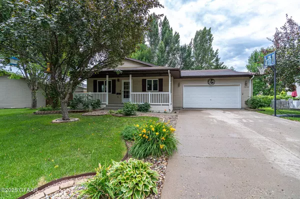 5038 ELM W, Grand Forks, ND 58203