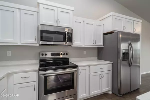 1716 TOBI LN, Grand Forks, ND 58201