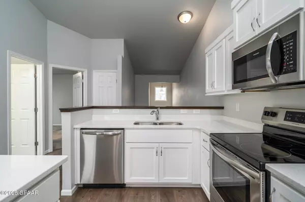 1716 TOBI LN, Grand Forks, ND 58201