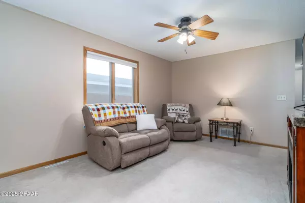 5038 ELM W, Grand Forks, ND 58203