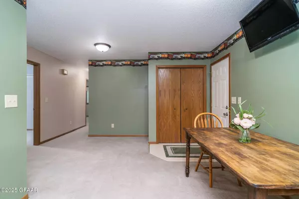 5038 ELM W, Grand Forks, ND 58203