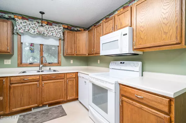 5038 ELM W, Grand Forks, ND 58203