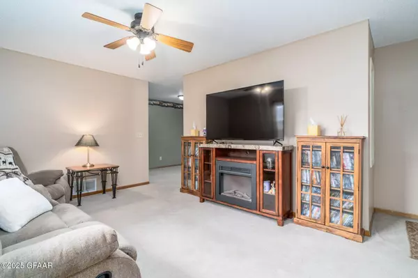 5038 ELM W, Grand Forks, ND 58203