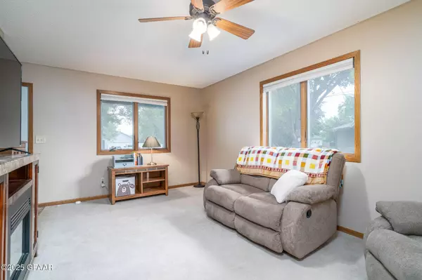 5038 ELM W, Grand Forks, ND 58203