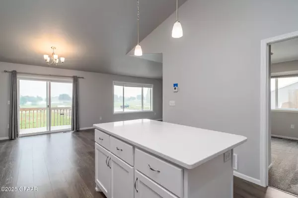 1716 TOBI LN, Grand Forks, ND 58201