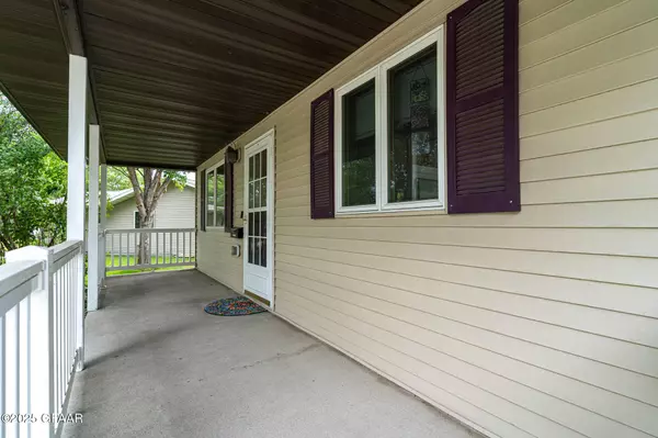 5038 ELM W, Grand Forks, ND 58203