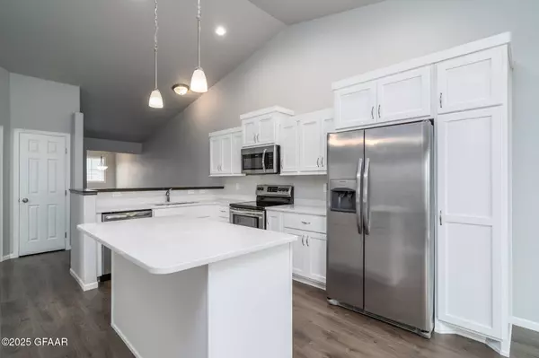 1716 TOBI LN, Grand Forks, ND 58201