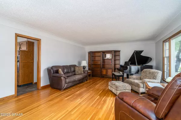 2215 COTTONWOOD ST, Grand Forks, ND 58201