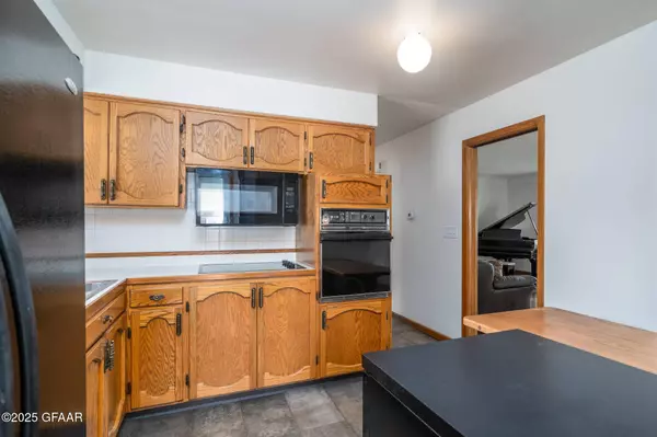 2215 COTTONWOOD ST, Grand Forks, ND 58201