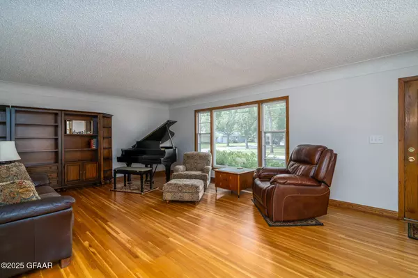 2215 COTTONWOOD ST, Grand Forks, ND 58201