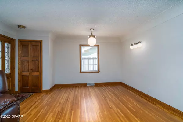 2215 COTTONWOOD ST, Grand Forks, ND 58201