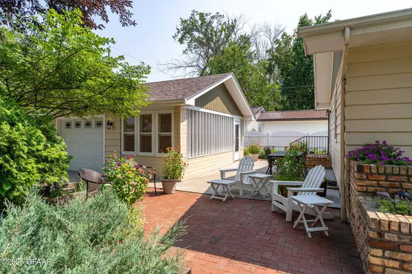 2215 COTTONWOOD ST, Grand Forks, ND 58201