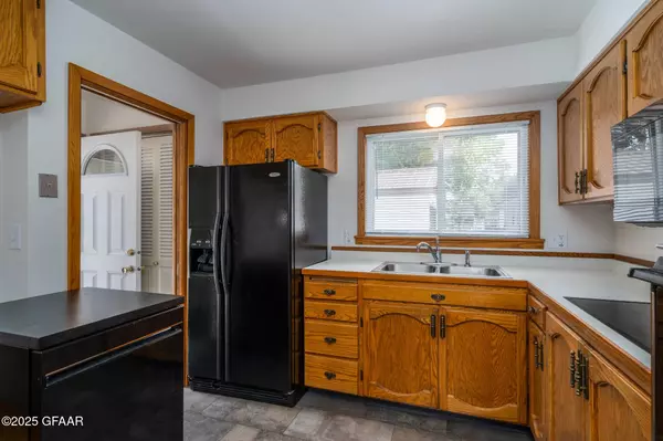 2215 COTTONWOOD ST, Grand Forks, ND 58201