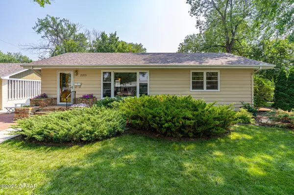 2215 COTTONWOOD ST, Grand Forks, ND 58201