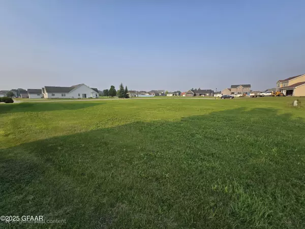 2433 PINEHURST CT NW, East Grand Forks, MN 56721