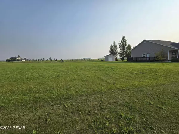 2433 PINEHURST CT NW, East Grand Forks, MN 56721