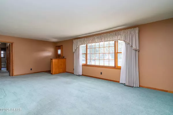 1801 RIVER- RD NW, East Grand Forks, MN 56721